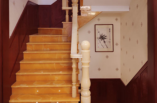玉环中式别墅室内汉白玉石楼梯的定制安装装饰效果